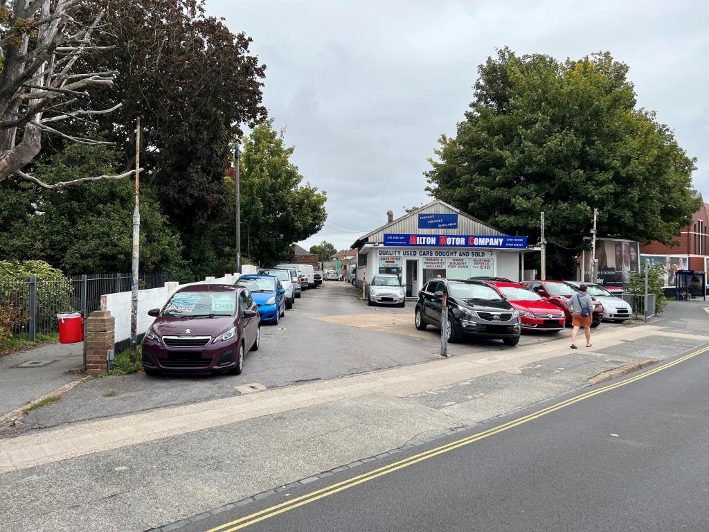 Lot: 118 - HALF ACRE SITE COMPRISING CAR SALES LOT CAR REPAIR GARAGE AND OVER 40 LOCK-UP STORES -